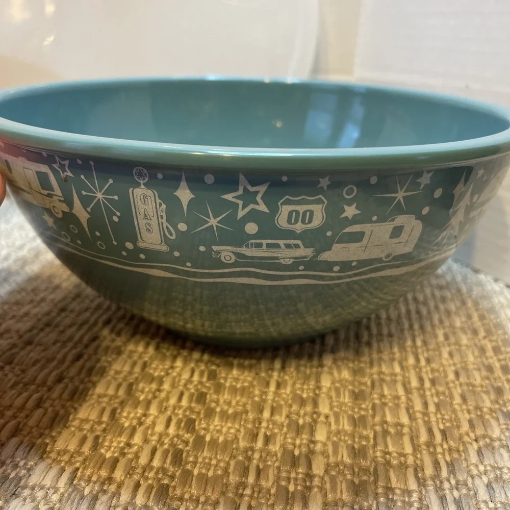 CAMP CASUAL SET OF‎ 3 NESTING BOWLS With One Lid